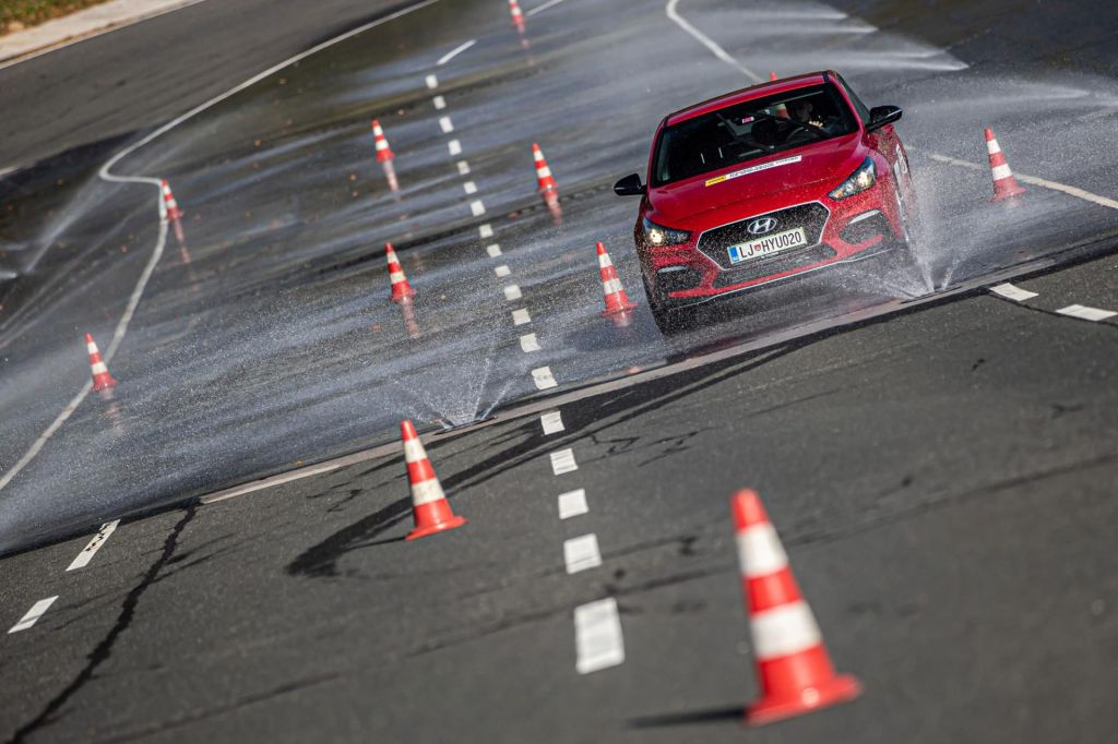 Avto šola AMD Slovenj Gradec - tečaj varne vožnje